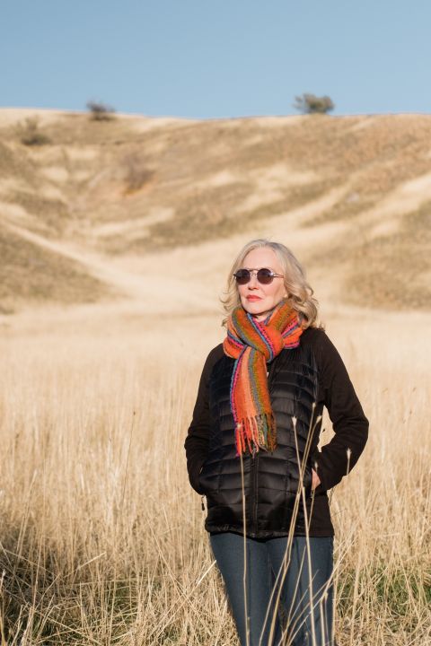 Mary Dickson steht in einem Feld