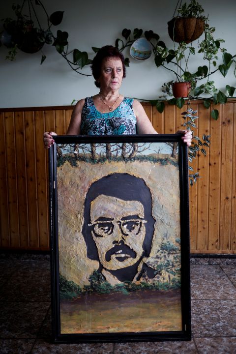 Flor Baena mit einem Bild ihres 1975 hingerichteten Bruders Humberto
