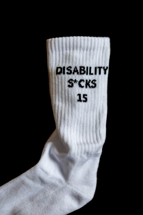 Socken mit dem Aufdruck «DISABILITY S*CKS 15»