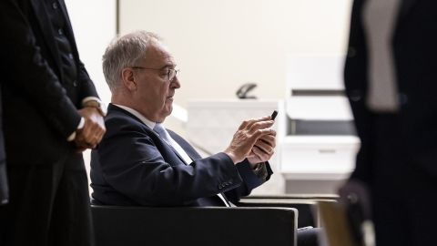 Bundesrat Guy Parmelin schaut auf sein Smartphone