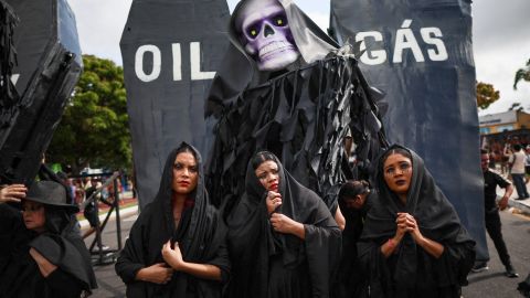 in Schwarz gekleidete Frauen am Protestmarsch in Belém