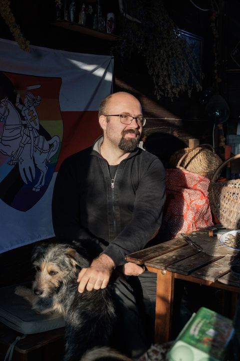 Michal Demski sitzt in einer Hütte