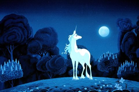 Filmstill aus «The Last Unicorn»: ein Einhorn im Mondlicht