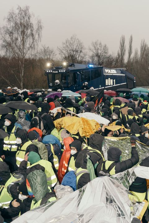 Demonstrant:innen vor einem Wasserwerfer in Giessen