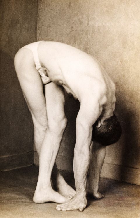 Mann beim Üben einer Hatha-Yoga-Figur, um 1935