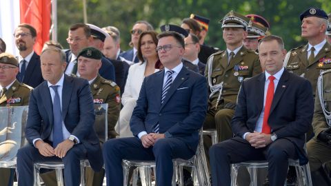 Karol Nawrocki und Donald Tusk mit weiteren Politiker:innen und Militärs an einer Veranstaltung