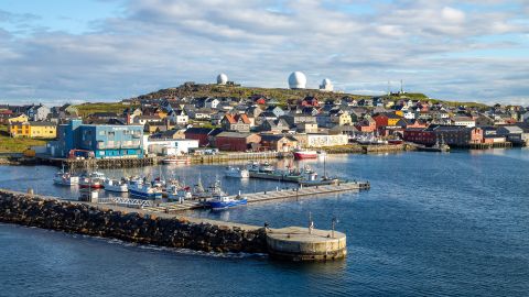 der Hafen von Vardø und im Hintergrund Häuser und Radarstationen