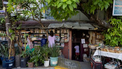 Kinder schauen Bücher an bei einer privaten Gemeindebibliothek in der Stadt Makati bei Manila