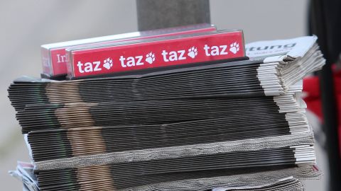 ein Stapel «taz»-Zeitungen an einer Verteilaktion