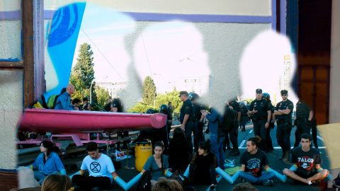 Ausschnitt aus einer Video-Collage: Polizisten an einer politischen Aktion, wo Klima-Aktivist:innen eine Strasse blockieren