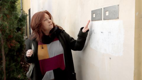 Oksana Matwijewskaja vor einer Gedenktafel