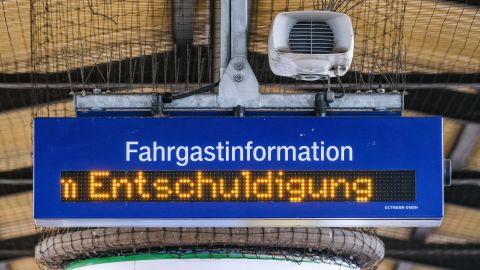 Anzeigetafel im Düsseldorfer Hauptbahnhof. 