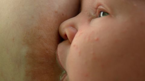 Baby saugt an einer Brust