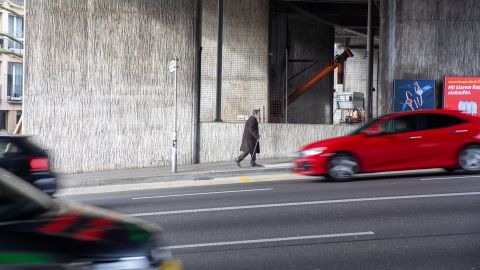 Fahrzeuge auf der Rosengartenstrasse im Quartier Wipkingen