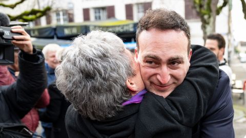 SP-Politiker Valentin Zuber umarmt eine Person