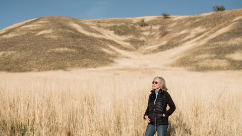 Mary Dickson steht in einem Feld