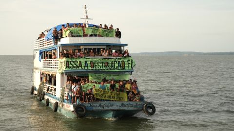 Boot der Protestfahrt auf dem Amazonas-Fluss