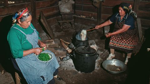 Mapuche-Frauen beim Kochen
