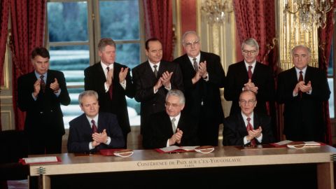 Slobodan Milošević (Serbien), Franjo Tuđman (Kroatien) und Alija Izetbegović (Bosnien) unterzeichnen das Dayton-Abkommen in Paris