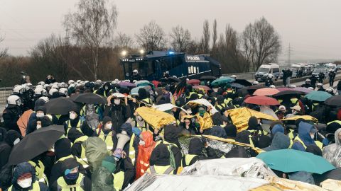 Demonstrant:innen vor einem Wasserwerfer in Giessen