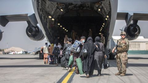 Abzug aus Kabul im August 2021: Zivilisten besteigen ein US-Militärflugzeug