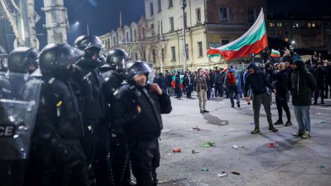 Polizei und Demonstrant:innen an einer Demonstration am 1. Dezember in Sofia
