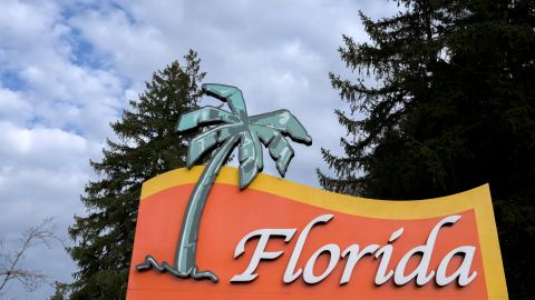 Werbeschild des Tropenpflanzenrestaurant Florida im Dorf Studen bei Biel