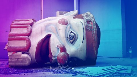 Gips-Kopf eines Clown, welcher am Boden liegt