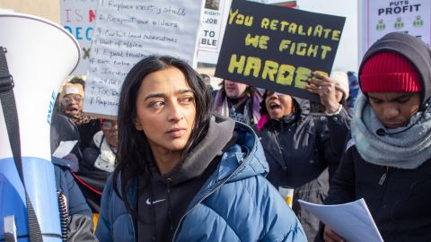 Tara Raghuveer, Leiterin des Dachverbands der Mieter:innengewerkschaften, mit weiteren Personen bei einer Demonstration gegen einen Immobilienkonzern
