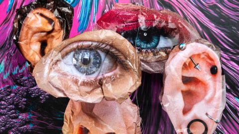 Foto einer Installation: Papierobjekte mit Augen, Nase, Mund und Ohren