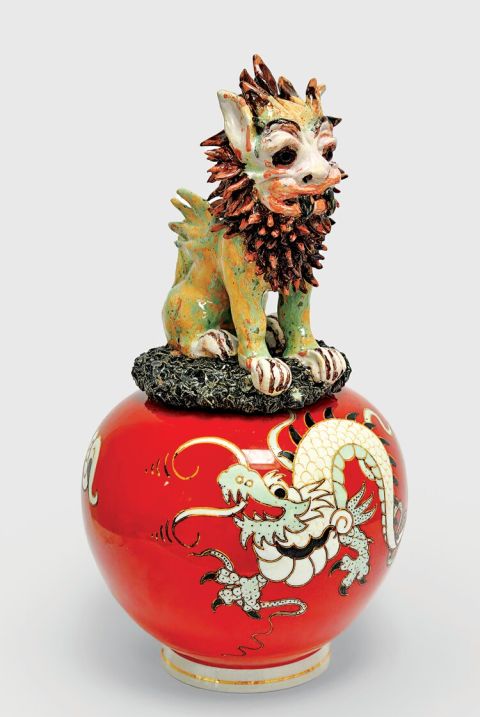 Beate Höing, Dragon, 2023, glasierte Keramik, Fundstücke aus Porzellan, 39 × 20 × 20 cm