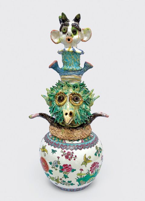 Beate Höing, Woodstock, 2024, glasierte Keramik, Fundstück aus Porzellan, 58 × 27 × 23 cm