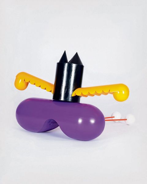 Maja Behrmann, ohne Titel (Fledi), 2022, Lack, Holz, Metall, 104 × 93 × 80,7 cm