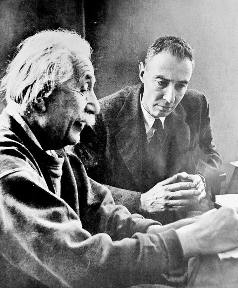 Einstein mit Oppenheimer in Princeton, circa 1950