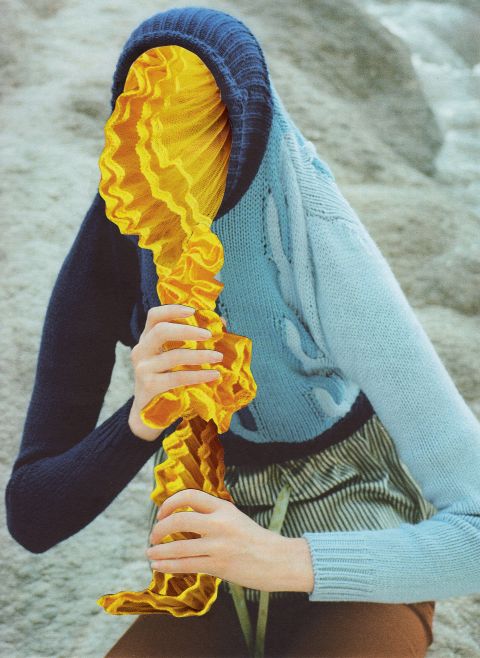 Fotocollage: eine Person mit einem Pullover, das Gesicht ist durch eine Stickerei ersetzt