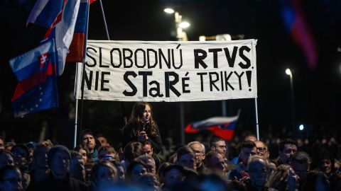 Transparent mit der Aufschrift «SLOBODNÚ RTVS NIE STaRÉ TRIKY!» bei einem Protest gegen den nationalkonservativen slowakischen Premier Robert Fico