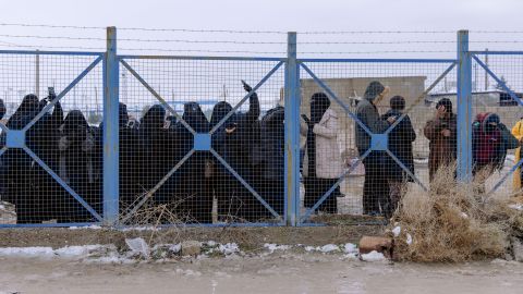 Gefangene im Al-Hol-Camp hinter Gitter und Stacheldraht