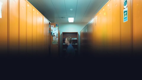 Filmstil aus «Heldin», zur Hälfte überdeckt mit einem schwarzen Balken