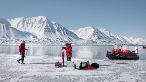 norwegische Forscher:innen nehmen mit einem Bohrer Eisproben