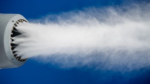 Schneekanone, welche feinen Kunstschnee produziert