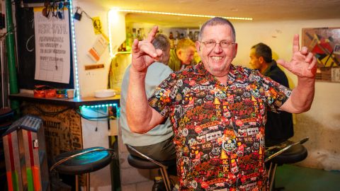 der Betreiber der Bar steht im Froschbar-Keller