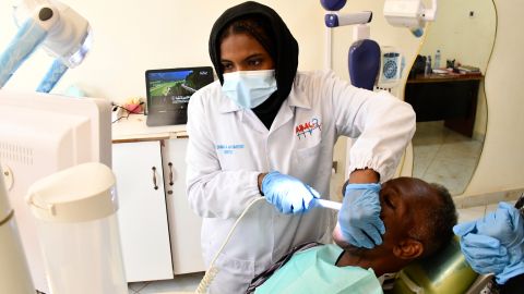 Zahnärztin Shimaa Mahmoud behandelt einen Patienten