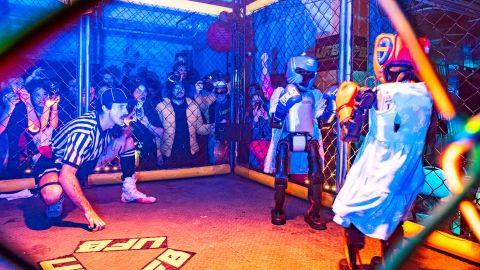 ferngesteuerte Roboter in Boxausrüstung kämpfen gegeneinander vor Publikum