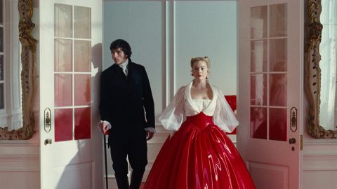 Filmstill aus Wuthering Heights»: Heathcliff im Anzug und Cathy in einem extravaganten Kleid