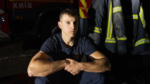 Portraitfoto von Feuerwehrkommandant Illja Holubjew in Arbeitskleidung