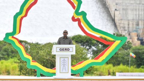 der äthiopische Präsident Abiy Ahmed hält auf einer Bühne eine Ansprache