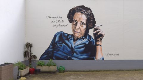 Porträt von Hannah Arendt an einer Mauer im Hinterhof ihres Geburtshauses in Hannover-Linden, daneben ist ihr Spruch «Niemand hat das Recht zu gehorchen» aufgemalt