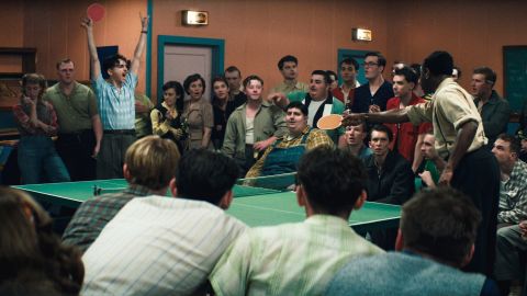 Filmstill aus «Marty Supreme»: Tischtennis-Match mit Publikum