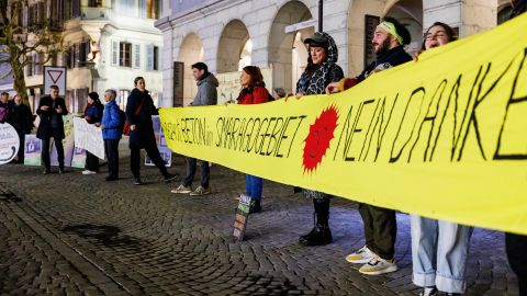 Transparent mit der Aufschrift «BETON IM SMARAGDGEBIET – NEIN DANKE» am Protest gegen die geplante Umfahrung
