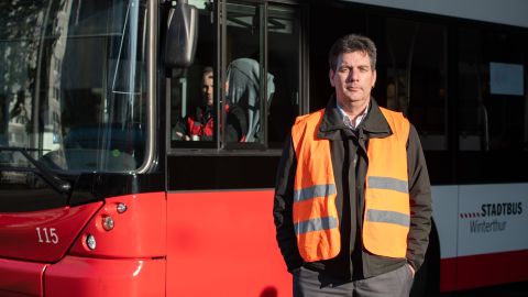 Christian Reisacher steht vor einem Bus